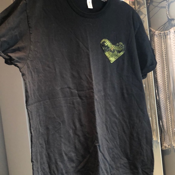 Black Tee with Camo heart - Picture 2 of 2